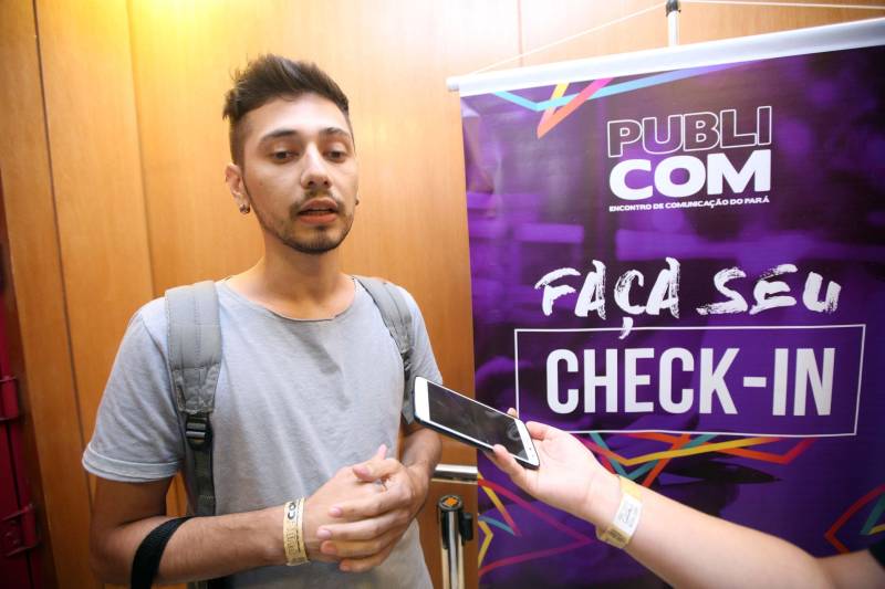 Todas as pessoas que deixaram o teatro onde acontece o Publicom Belém 2018 saíram animadas com o primeiro dia de evento, que encerrou às 20h desta segunda-feira (11). Ter a oportunidade de conhecer mais sobre temas atuais, conhecer de perto profissionais de sucesso da área de comunicação e trocar experiências com estudantes e outros profissionais da área foram os benefícios mais citados por quem participou do evento, que já acontece desde 2013. Na foto, o estudante de Jornalismo, Aldo Vilhena.
FOTO: THIAGO GOMES / AG. PARÁ
DATA: 11.06.2018
BELÉM - PARÁ <div class='credito_fotos'>Foto: Thiago Gomes /Ag. Pará | <a href='/midias/2018/originais/5b92b641-b6be-497f-8d48-7088e40d2f8f.jpg' download><i class='fa-solid fa-download'></i> Download</a></div>