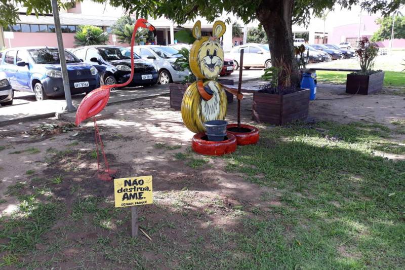 O Hospital Regional do Baixo Amazonas (HRBA), em Santarém, ganhou, nesta quarta-feira, 21, um novo espaço de convivência, que proporciona aos funcionários e pacientes um contato maior com a natureza. Por meio do projeto “Reflorestar”, foi criada uma área sustentável na parte externa da unidade, bem próximo à entrada principal.
FOTO: ASCOM HRPT
DATA: 22.03.2018
SANTARÉM - PARÁ <div class='credito_fotos'>Foto: ASCOM HRPT | <a href='/midias/2018/originais/5b940614-b127-497f-8310-85d62409915e.jpg' download><i class='fa-solid fa-download'></i> Download</a></div>