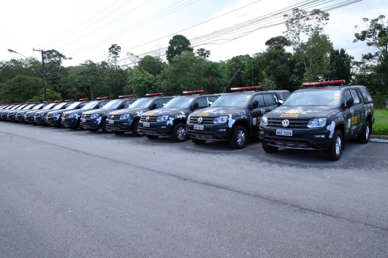 A Polícia Militar do Pará divulgou os números dos investimentos do Estado na estruturação da corporação e no aumento de benefícios aos mais de 15 mil militares atuantes em Belém e no interior. Essa estratégia de redirecionamento de recursos públicos para a segurança, intensificada em 2018, já apresenta alguns resultados: de janeiro a abril de 2018, houve redução de 12% nos índices de furtos, 14% no número de roubos, e 17,44% nos registros de latrocínio (roubo seguido de morte) e lesão corporal seguida de morte, em comparação ao mesmo período de 2017. Somente em 2018 foram entregues 115 motos e 105 pickups para a Polícia Militar, além do efetivo contar com mais de 600 motocicletas e cerca de 800 veículos locados para dar apoio ao policiamento. O investimento é em todos os 144 municípios, e os bens distribuídos nas 12 Regiões de Integração. 

FOTO: CARLOS SODRÉ / AG. PARÁ
DATA: 17.05.2018
BELÉM - PARÁ <div class='credito_fotos'>Foto: Carlos Sodré/Agência Pará   |   <a href='/midias/2018/originais/5b95c253-ec89-471a-af85-4c6c70f3fe4d.jpg' download><i class='fa-solid fa-download'></i> Download</a></div>