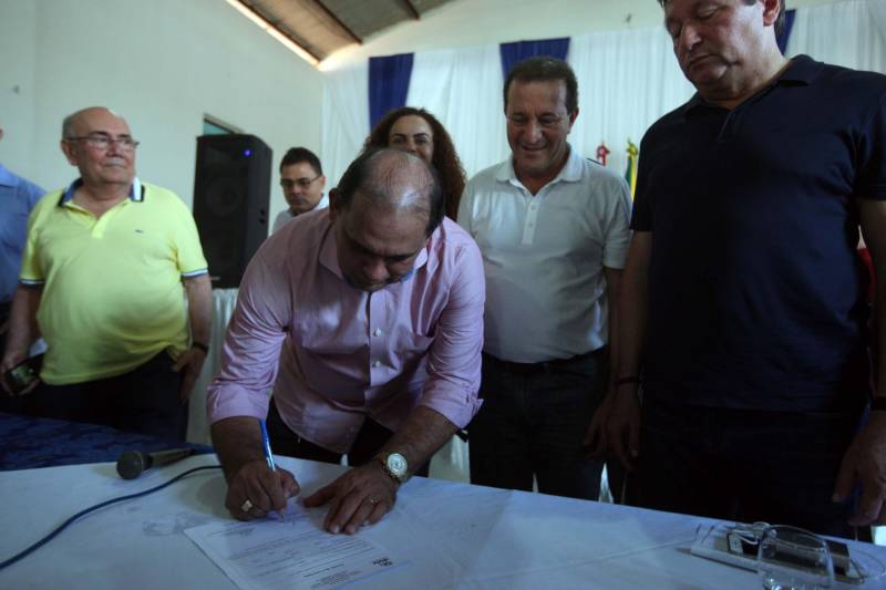 Já durante o evento em Augusto Corrêa, realizado no Centro Nossa Senhora de Nazaré e no Hospital Municipal, o prefeito Filho Barreto (foto) lembrou que o município sempre foi beneficiado com obras pela gestão estadual. Desta vez, além do investimento de quase R$ 2 milhões em 4 km de pavimentação, o Governo do Pará também conseguiu um convênio para o asfaltamento da PA-462, que liga o município à Viseu, e ainda a reforma de duas escolas estaduais, o que totaliza cerca de R$ 35 milhões em recursos.
FOTO: SIDNEY OLIVEIRA / AG. PARÁ
DATA: 14.06.2018
AUGUSTO CORRÊA - PARÁ <div class='credito_fotos'>Foto: Sidney Oliveira/Ag. Pará | <a href='/midias/2018/originais/5ba3d3e8-6d34-4f83-9642-1ec40f3e8b08.jpg' download><i class='fa-solid fa-download'></i> Download</a></div>
