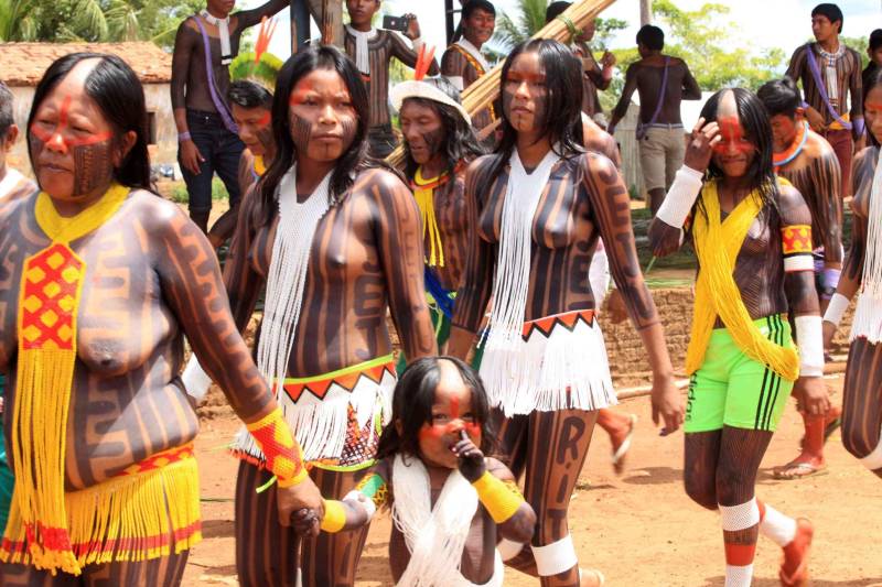 Está quase tudo pronto para a 6ª Semana dos Povos Indígenas, que começa neste domingo (15), em São Félix do Xingu, no sudeste do Pará. Antes de sair das aldeias em direção a São Félix – o terceiro maior município paraense em extensão territorial, atrás apenas de Altamira e Oriximiná –, as tribos fazem festa, numa espécie de preparação para os dias vindouros longe de casa. Na aldeia Krôkamôr, às margens do Rio Xingu e longe cerca de oito horas de barco da sede municipal, homens, mulheres e crianças Kayapó se unem na dança Kwyrykangô.
FOTO: RODOLFO OLIVEIRA / AG. PARÁ
DATA: 15.04.2018
SÃO FÉLIX DO XINGU - PARÁ <div class='credito_fotos'>Foto: Rodolfo Oliveira/Ag. Pará | <a href='/midias/2018/originais/5ba76b86-a065-4c66-976d-d6e23f7d4bf5.jpg' download><i class='fa-solid fa-download'></i> Download</a></div>