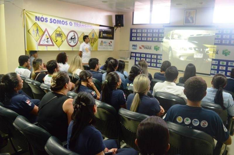 O Hospital Regional do Baixo Amazonas (HRBA), em Santarém, realizou o “Dia D de Segurança”, na quinta-feira (24). Ao longo do dia, ocorreram várias atividades (foto). A unidade iniciou com a programação do “Dia de Segurança do Paciente”, que trabalhou, com os colaboradores, a importância das metas de segurança para um cuidado seguro e de qualidade. À tarde, o foco se voltou para a segurança no trânsito. O hospital realizou mais uma edição do programa “Direção Viva: você consciente, trânsito mais seguro”, em parceria com o movimento “Maio Amarelo”. A primeira ação trabalhou com as metas de segurança do paciente, que consistem em identificar corretamente os pacientes; melhorar a eficácia da comunicação; melhorar a segurança na prescrição, no uso e na administração de medicamentos; garantir o local correto, o procedimento correto e a cirurgia no paciente correto; reduzir risco de infecções associadas a cuidados assistenciais; reduzir o risco de danos aos pacientes resultantes de quedas; e reduzir o risco de lesão por pressão.

FOTO: ASCOM / HRBA
DATA: 24.05.2018
SANTARÉM - PARÁ <div class='credito_fotos'>Foto: Ascom / HRBA   |   <a href='/midias/2018/originais/5bab36f8-0f7c-4e36-b402-294d040c88dc.jpg' download><i class='fa-solid fa-download'></i> Download</a></div>