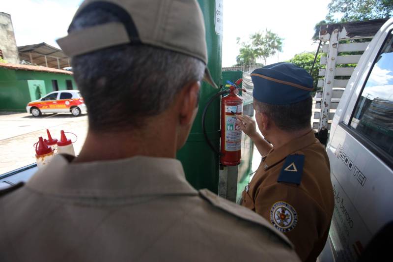 Estabelecimentos prestadores de serviços, condomínios, boates e casas noturnas serão vistoriados, nesta sexta-feira (11) e no sábado (12), pelo Corpo de Bombeiros do Pará com apoio da Polícia Militar. Juntos, os órgãos de segurança realizam a Operação Tiradentes II, deflagrada pelo Conselho Nacional de Comandantes Gerais dos Bombeiros e da PM em todo o país. Mais de 150 homens do Corpo de Bombeiros participam da Operação em todo o Estado. Pela manhã até às 18h, serão fiscalizados postos de combustível (foto), comércios e condomínios.
FOTO: SIDNEY OLIVEIRA / AG. PARÁ
DATA: 11.05.2018
BELÉM - PARÁ <div class='credito_fotos'>Foto: Sidney Oliveira/Ag. Pará | <a href='/midias/2018/originais/5bb60085-eb96-4132-bfa0-e2e5ec3aa77e.jpg' download><i class='fa-solid fa-download'></i> Download</a></div>