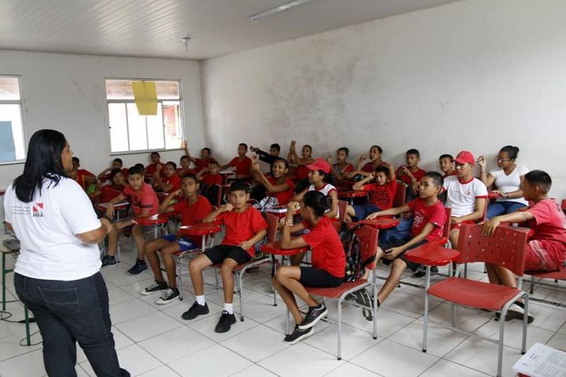 Mais de 180 pessoas foram alcançadas nas ações educativas realizadas por agentes de educação para o trânsito do Departamento de Trânsito do Estado (Detran), nesta sexta-feira (30) e na última quinta-feira (29), no município de Salinópolis. Na última quinta-feira, os agentes de educação do Detran realizaram, também, palestras educativas voltadas ao tema trânsito, com crianças do Projeto Vida no Trânsito (foto) do 13º Grupamento Bombeiro Militar (GBM).
FOTO: ASCOM DETRAN
DATA: 30.03.2018
SALINÓPOLIS - PARÁ <div class='credito_fotos'>Foto: ASCOM DETRAN | <a href='/midias/2018/originais/5bb80ed6-ce95-41a5-b995-fd43867c3092.jpg' download><i class='fa-solid fa-download'></i> Download</a></div>