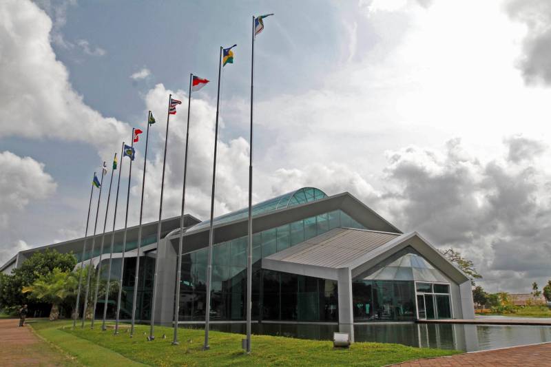A OS Pará 2000 tem 18 anos de experiência na gestão de equipamentos turísticos. Atualmente administra a Estação das Docas, Mangal das Garças, Hangar Convenções & Feiras da Amazônia (foto), Arena Guilherme Paraense (Mangueirinho) e, mais recentemente, assumiu a gestão do Carajás Centro de Convenções e do Parque Estadual do Utinga (Peut).
FOTO: SIDNEY OLIVEIRA / ARQUIVO AG. PARÁ
DATA: 20.11.2015
BELÉM - PARÁ <div class='credito_fotos'>Foto: Sidney Oliveira/Ag. Pará | <a href='/midias/2018/originais/5bb83633-a3a6-43db-8be3-9af1b684f4b7.jpg' download><i class='fa-solid fa-download'></i> Download</a></div>