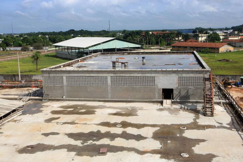 Em Castanhal, o Hospital Regional do município é outro que o Governo do Estado vai entregar até o final de 2018. Terá 179 leitos, sendo 40 de Unidades de Tratamento Intensivo - 20 adulta e 20 pediátrica; um Centro Cirúrgico com seis salas; serviços de urgência e emergência; radioterapia, quimioterapia e hemodiálise.
FOTO: SIDNEY OLIVEIRA / AG. PARÁ
DATA: 18.10.2018
CASTANHAL - PARÁ <div class='credito_fotos'>Foto: Sidney Oliveira/Ag. Pará | <a href='/midias/2018/originais/5bcaefbb-d3f1-4932-a5bd-e1f78759dee6.jpg' download><i class='fa-solid fa-download'></i> Download</a></div>