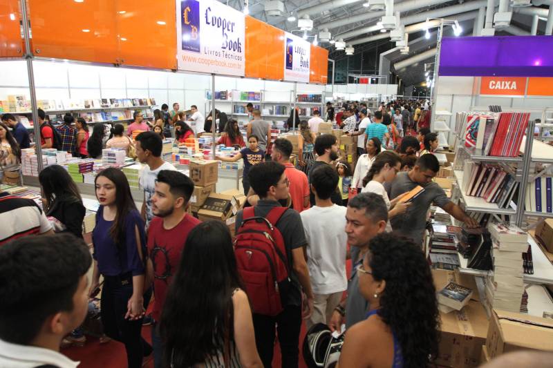 Uma programação extensa e diversificada marcou a abertura das atividades da XXII Feira Pan-Amazônica do Livro (foto) neste sábado (2), no Hangar – Centro de Convenções e Feiras da Amazônia, em Belém. Um grande público compareceu no primeiro dia, aproveitando as atrações culturais e as exposições nos estandes de livros.

FOTO: CRISTINO MARTINS / AG. PARÁ
DATA: 02.06.2018
BELÉM - PARÁ <div class='credito_fotos'>Foto: Cristino Martins/Ag. Pará   |   <a href='/midias/2018/originais/5bd3ab18-720d-4aeb-8bc4-911604a5ed97.jpg' download><i class='fa-solid fa-download'></i> Download</a></div>