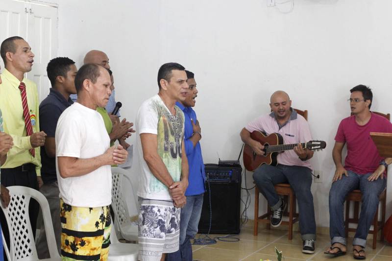 A erradicação do analfabetismo nos presídios do Pará é uma das metas de gestão da Superintendência do Sistema Penitenciário do Estado (Susipe), que por meio da sua Diretoria de Reinserção Social, realizou na manhã da última quinta-feira (22), a cerimônia de entrega do certificado de alfabetização à 32 internos custodiados no Centro de Recuperação do Coqueiro (CRC).

FOTO: AKIRA ONUMA / ASCOM SUSIPE
DATA: 22.11.2018
BELÉM - PARÁ <div class='credito_fotos'>Foto: Akira Onuma / Ascom Susipe   |   <a href='/midias/2018/originais/5bd8023e-b684-4d6f-88db-654a7c4e1550.jpg' download><i class='fa-solid fa-download'></i> Download</a></div>