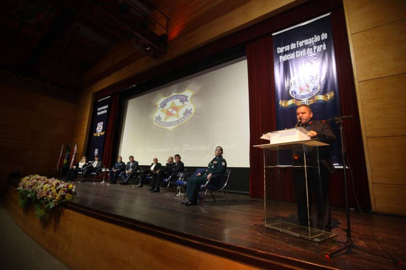 O Pará vai voltar a ter um delegado de polícia para cada município. A posse de 149 novos delegados da Polícia Civil, que aconteceu nesta segunda-feira (26) no Teatro Maria Sylvia Nunes, na Estação das Docas, vai garantir, com sobras, a cobertura completa dos 144 municípios do estado. Aprovados em concurso público, os novos delegados concluíram o curso de Formação da Polícia Civil do Pará no dia 15 deste mês. O curso foi o primeiro do Brasil a incluir sete disciplinas inéditas: Oratória, Atuação Policial frente aos Grupos Vulneráveis, Relacionamento com a Imprensa e Mídias Sociais, Abordagem Psicopatológica do Crime e da Violência, Investigação Financeira no Enfrentamento ao Crime de Lavagem de dinheiro, Noções Básicas de Enfrentamento às Fraudes Veiculares e Linguagem Brasileira de Sinais. O concurso aprovou ainda 300 investigadores, 180 escrivães e 20 papiloscopistas. Os novos policiais civis passaram por quatro meses de formação técnica e profissional na Acadepol. Com a nomeação, o próximo passo será a lotação dos novos servidores públicos nas unidades de Polícia Civil do estado, quando eles saberão em qual região do Pará trabalharão inicialmente.
FOTO: SYDNEY OLIVEIRA / AG. PARÁ
DATA: 26.02.2018
BELÉM - PARÁ <div class='credito_fotos'>Foto: Sidney Oliveira/Ag. Pará | <a href='/midias/2018/originais/5bdfcb19-ce96-4942-a8d1-78373e002dd3.jpg' download><i class='fa-solid fa-download'></i> Download</a></div>