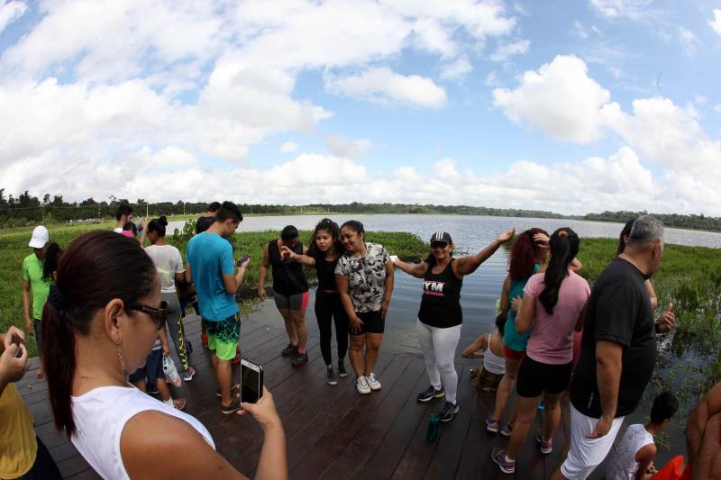 Uma reabertura feita a milhares de mãos. A fita inaugural colocada no inicio da trilha principal do Parque do Utinga foi rompida por mais de cinco mil pessoas ansiosas pelo inicio da caminhada, marcando o segundo dia da programação de reabertura do mais novo espaço paraense de lazer e interatividade com a natureza.
FOTO: SIDNEY OLIVEIRA / AG. PARÁ
DATA: 17.03.2018
BELÉM - PARÁ <div class='credito_fotos'>Foto: Sidney Oliveira/Ag. Pará | <a href='/midias/2018/originais/5be5d317-7e80-42ba-a617-4ad3cc6c7376.jpg' download><i class='fa-solid fa-download'></i> Download</a></div>