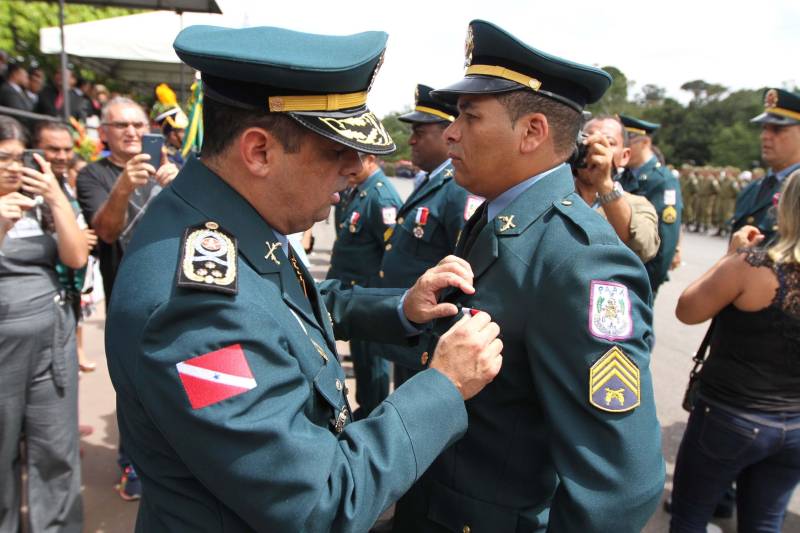 A cerimônia pelo Dia de Tiradentes, patrono das polícias militares do Brasil, este ano, no Pará, teve um toque especial. Na manhã desta quinta-feira, 20, no Comando Geral da Polícia Militar do Estado, foram oficializadas as promoções de 539 policiais e entregues 170 novos veículos para a corporação. O governador Simão Jatene participou da cerimônia. A frota vai ajudar no combate à criminalidade na região metropolitana de Belém e interior do estado. Dos 170 veículos entregues para reforçar o policiamento, 60 são motocicletas, 60 viaturas modelo Palio Weekend com cela e 50 Pick-ups, com cela, todos em regime de locação, que serão somados à frota. Serão investidos mensalmente 4 milhões de reais. As 539 promoções beneficiam policiais militares da capital e do interior do estado, sendo 462 praças e 77 oficiais. “Eu me sinto lisonjeada e quero chegar à capitã”, disse Rejane Santa Brígida Miranda, promovida de soldado a cabo. “Fico feliz também por termos um plano seguro, de carreira e me sinto prestigiada na carreira que escolhi”, completou Rejane.
FOTO: CRISTINO MARTINS / AG PARÁ
DATA:20.04.2018
BELÉM - PARÁ <div class='credito_fotos'>Foto: Cristino Martins/Ag. Pará | <a href='/midias/2018/originais/5be8927e-aaa3-4465-9b52-01fe45aa9886.jpg' download><i class='fa-solid fa-download'></i> Download</a></div>
