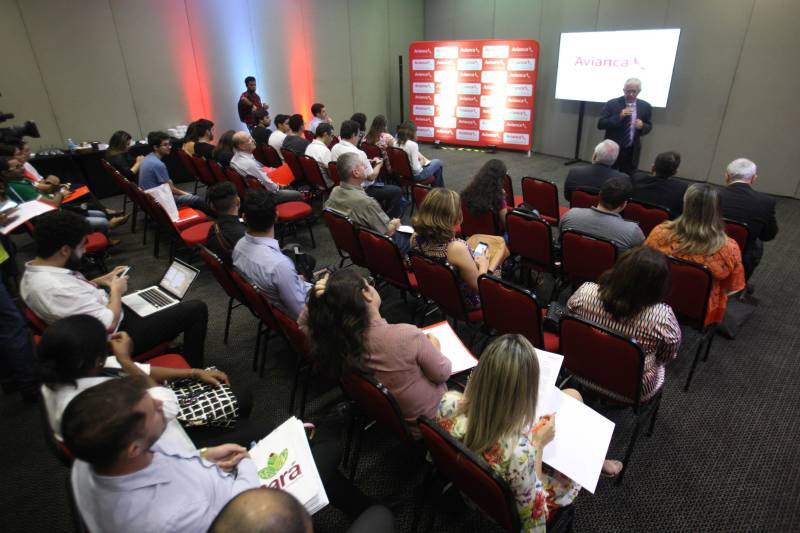 Neste contexto, na última quinta-feira (21), mais uma importante companhia aérea iniciou operações no Aeroporto Internacional de Belém. A Avianca Brasil passa a operar voos diretos e diários de Guarulhos (SP) e de Brasília (DF) para Belém, em confortáveis e modernas aeronaves Airbus A320 com total de 162 assentos. Em nome da diretoria da empresa e dos mais de 5 mil colaboradores, o nosso muito obrigado. Faremos de tudo para que todos se apaixonem por voar conosco”, disse o vice-presidente de Vendas e Marketing da Avianca Brasil, Tarcísio Gargioni, em coletiva de lançamento para a imprensa, que reuniu jornalistas de São Paulo, Brasília e Belém, no Hotel Grand Mercure. Já o chefe da Casa Civil, Adenauer Góes (foto), que representava o governador Simão Jatene, destacou a qualidade das operações da Avianca, que fez essa opção no seu atendimento, serviço de bordo e escolha das aeronaves.
FOTO: MARCELO LELIS / AG. PARÁ
DATA: 21.06.2018
BELÉM - PARÁ <div class='credito_fotos'>Foto: Marcelo Lelis / Ag. Pará | <a href='/midias/2018/originais/5beacf45-c906-4bd2-8367-1d4af59a0dea.jpg' download><i class='fa-solid fa-download'></i> Download</a></div>