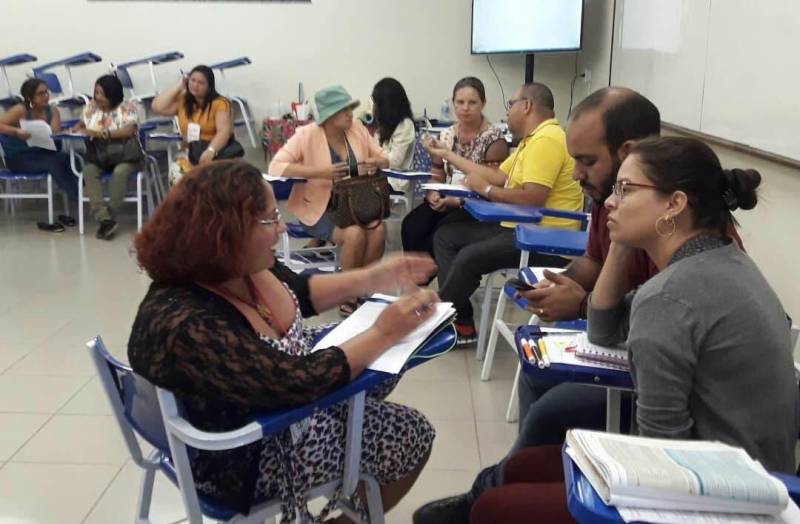 Começou nesta segunda-feira (21) e prossegue até a sexta-feira (25) a Formação Continuada do Ensino Fundamental – Módulo III (turmas de 2017 – 4ª entrada) do Projeto Mundiar (foto), desenvolvido pela Secretaria de Estado de Educação (Seduc) em parceria com a Fundação Roberto Marinho. A formação ocorre simultaneamente em Belém, Castanhal e Santarém e abrange 312 profissionais. O Projeto Mundiar atua na correção da distorção idade/ano escolar de estudantes na rede estadual de ensino. A formação em andamento é destinada a professores unidocentes, supervisores pedagógicos e coordenadores de Unidades Seduc na Escola (USEs) na Região Metropolitana de Belém, e de Unidades Regionais de Educação (UREs) em outras regiões do Estado.

FOTO: ASCOM / SEDUC
DATA: 21.05.2018
BELÉM - PARÁ <div class='credito_fotos'>Foto: ASCOM SEDUC   |   <a href='/midias/2018/originais/5bebefa8-6c45-493b-aed7-07a138108df4.jpg' download><i class='fa-solid fa-download'></i> Download</a></div>