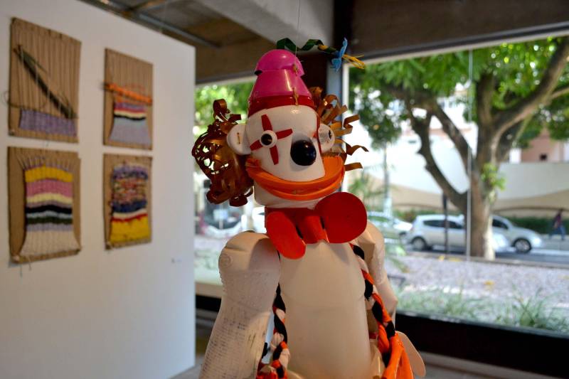 Você já imaginou brinquedos feitos a partir de papelão? Esculturas de casa em miriti? Brinquedos produzidos a partir de material reciclável?  Todas essas peças artísticas você pode encontrar ao visitar a exposição do Acervo das Oficinas Curro Velho, montada na Galeria Benedito Nunes, na sede da Fundação Cultural do Pará (FCP). A mostra segue aberta para visitação até o dia 14 de dezembro.

FOTO: LUCAS MOTA/ASCOM FCP
DATA: 23.11.2018
BELÉM-PARÁ <div class='credito_fotos'>Foto: LUCAS MOTA / ASCOM FCP   |   <a href='/midias/2018/originais/5bededc8-b601-4464-81e2-27914976ffc2.jpg' download><i class='fa-solid fa-download'></i> Download</a></div>