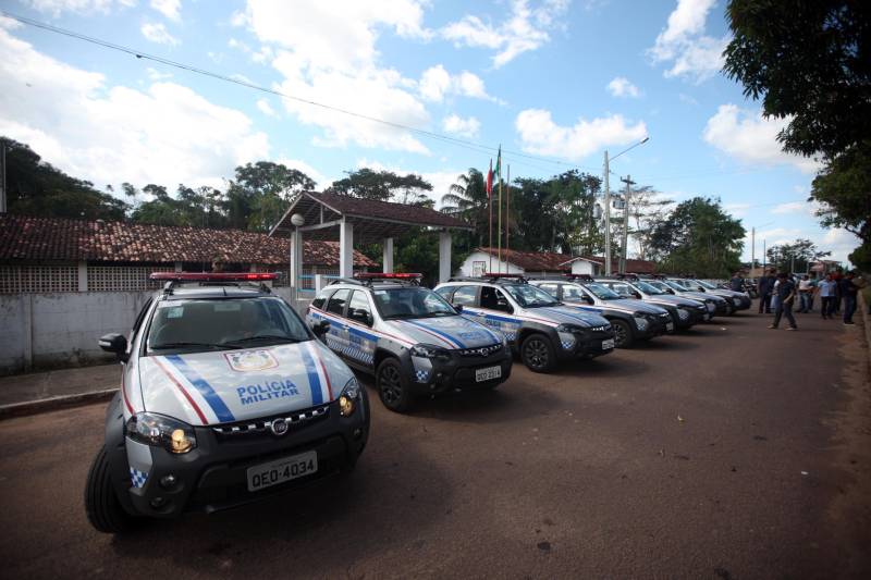 Os batalhões de Policiamento da PM de Barcarena (foto) e Abaetetuba, no Baixo Tocantins, receberam na tarde desta quinta-feira (21), 14 viaturas e 20 motocicletas para o reforço da segurança pública nas cidades. Os dois municípios pertencem ao Comando de Policiamento Regional IX, que realiza o policiamento em 10 municípios da região. O CPR IX também está formando 134 novos policias que deverão ser integrados ao policiamento no mês de julho. Participaram da entrega o comandante geral da PM, coronel Hilton Benigno, o presidente da Assembleia Legislativa do Pará (Alepa), deputado estadual Márcio Miranda e os deputados Ana Cunha e Celso Sabino. O coronel Hilton Benigno comentou que toda a frota de veículos da PM foi renovada. “A renovação traz melhores condições de trabalho ao policial”, afirmou.
FOTO: THIAGO GOMES / AG. PARÁ
DATA: 21.06.2018
BARCARENA - PARÁ <div class='credito_fotos'>Foto: Thiago Gomes /Ag. Pará | <a href='/midias/2018/originais/5befcf64-d907-4fd9-912d-2f0bb3fe4e9e.jpg' download><i class='fa-solid fa-download'></i> Download</a></div>