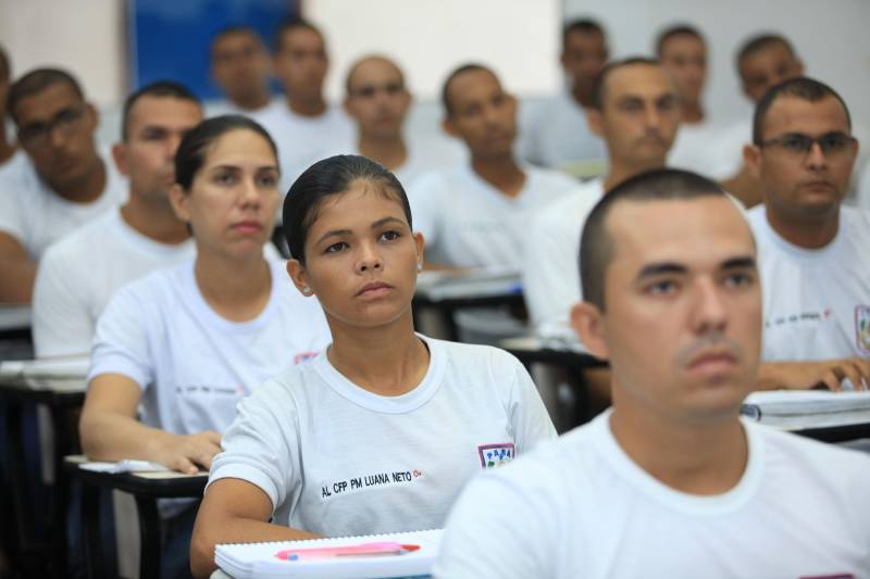 Cerca de 2.400 policiais militares que estão em processo de formação por meio dos Cursos de Formação de Praças (CFP), de Oficiais (CFO), de Habilitação de Oficiais (CHO) e de Adaptação de Oficiais (CHO). Os alunos do Curso de Formação de Praças da PMPA ingressarão no serviço externo ao final do 2º módulo da formação, previsto para abril.
FOTO: MÁCIO FERREIRA / AG. PARÁ
DATA: 15.02.2018
BELÉM - PARÁ <div class='credito_fotos'>Foto: MÁCIO FERREIRA/ AG. PARÁ | <a href='/midias/2018/originais/5bf501a7-096b-47bc-af3d-2705311cd1da.jpg' download><i class='fa-solid fa-download'></i> Download</a></div>