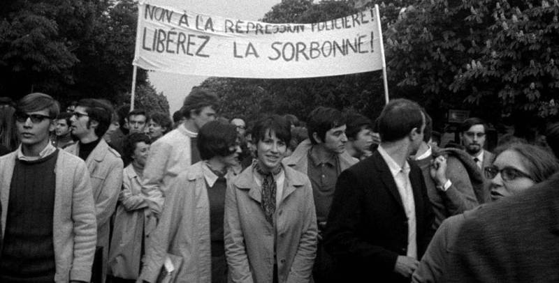 “No Intenso Agora” (foto), dirigido por João Moreira Salles, entra nesta quinta-feira, 19, às 15h50, nas sessões regulares do Cine Líbero Luxardo, da Fundação Cultural do Pará (FCP). O filme conquistou três prêmios no Festival Internacional de Documentários da França, abordando temas como política e busca de felicidade. O documentário político traz, através de imagens de arquivo, acontecimentos diferentes da década de 1960. São abordados a revolta estudantil em Paris, a Primavera de Praga em meio a dominação da União Soviética e a China de 1966 sob o regime de Mao, momento vivido pela mãe do diretor na época.
FOTO: DIVULGAÇÃO
DATA 18.04.2018
BELÉM - PARÁ <div class='credito_fotos'>Foto: Divulgação | <a href='/midias/2018/originais/5bfbaad5-ceb8-4eaf-9f78-874c9242b697.jpg' download><i class='fa-solid fa-download'></i> Download</a></div>