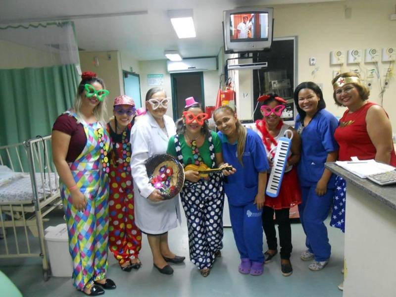 No Hospital Regional do Sudeste do Pará - Dr. Geraldo Veloso (HRSP), em Marabá (PA), o movimento nas enfermarias vai além de profissionais da assistência. Os pacientes também recebem cuidado especial dos integrantes do Programa de Voluntariado, por meio de atividades como musicoterapia e risoterapia. Neste mês, a unidade quis retribuir a dedicação dessas pessoas e homenageá-las durante a II Convenção dos Voluntários. Durante a programação, os participantes receberam cartas e assistiram a depoimentos de pacientes, acompanhantes e colaboradores gratos pelo tempo que os voluntários dedicam à atividade na unidade. Na foto, projeto de Musicoterapia.

FOTO: ASCOM / HRSP
DATA: 02.06.2018
MARABÁ - PARÁ <div class='credito_fotos'>Foto: ASCOM HRSP   |   <a href='/midias/2018/originais/5bfd989e-01cd-4344-9e7c-4cfa1faf5469.jpg' download><i class='fa-solid fa-download'></i> Download</a></div>