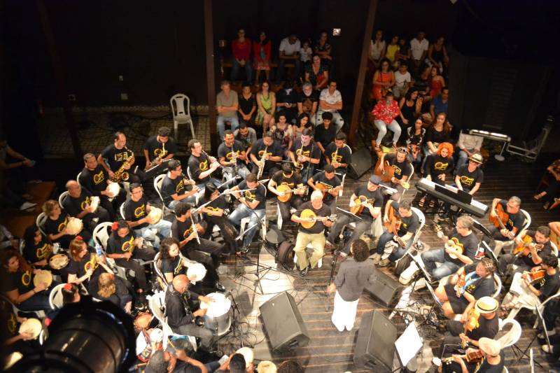 Um repertório inteiro baseado na obra de Jacob do Bandolim, muitos sorrisos e uma plateia extremamente participativa e atenta. Assim foi a noite da última sexta-feira, 4, no Teatro Experimental Waldemar Henrique, na Praça da República, em Belém. O espetáculo (foto) promovido por mais de 45 músicos foi o encerramento do primeiro módulo do projeto, uma iniciativa da Fundação Cultural do Pará que desde 2006 reúne músicos em vários estágios de aprendizado e de várias idades - dos 13 aos 60 - e difunde o choro como um dos principais estilos musicais paraenses.
FOTO: ASCOM / FCP
DATA: 05.05.2018
BELÉM - PARÁ <div class='credito_fotos'>Foto: ASCOM FCP | <a href='/midias/2018/originais/5c0551f2-533c-4687-9170-38b6bbab56ac.jpg' download><i class='fa-solid fa-download'></i> Download</a></div>