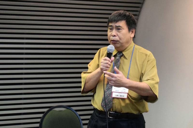 Com forte participação no comércio exterior e uma das economias mais dinâmicas do mundo, Taiwan, localizado na Ásia Oriental, figura entre os mercados de maior interesse do Pará para a geração de negócios. Com este objetivo, a Companhia de Desenvolvimento Econômico do Pará (Codec), em parceria com a Federação das Indústrias do Pará (Fiepa), por meio do Centro Internacional de Negócios (CIN), promoveu, na noite de sexta-feira, 18, o seminário “Oportunidades de Negócios e Parcerias entre Pará e Taiwan”. O evento fez parte da programação do terceiro dia da Feira do Empreendedor 2018, promovida pelo Serviço Brasileiro de Apoio às Micro e Pequenas Empresas (Sebrae PA), no Hangar, em Belém. Representantes do Taitra, Conselho para o Desenvolvimento do Comércio Exterior de Taiwan, foram os responsáveis por apresentar, a um público formado por integrantes de mais de 30 empresas paraenses, além de autoridades de municípios do Pará, as melhores oportunidades de negócios em Taiwan e detalhar a atuação do Taitra - principal organização semi-governamental de promoção comercial e de investimentos em Taiwan. Na foto, o gerente do Taitra no Brasil, Suen Lung.
FOTO: IGOR NASCIMENTO / ASCOM CODEC
DATA: 19.05.2018
BELÉM - PARÁ <div class='credito_fotos'>Foto: IGOR NASCIMENTO / ASCOM CODEC | <a href='/midias/2018/originais/5c0c4ec7-5ff3-49fa-9842-2a0e9e99394b.jpg' download><i class='fa-solid fa-download'></i> Download</a></div>