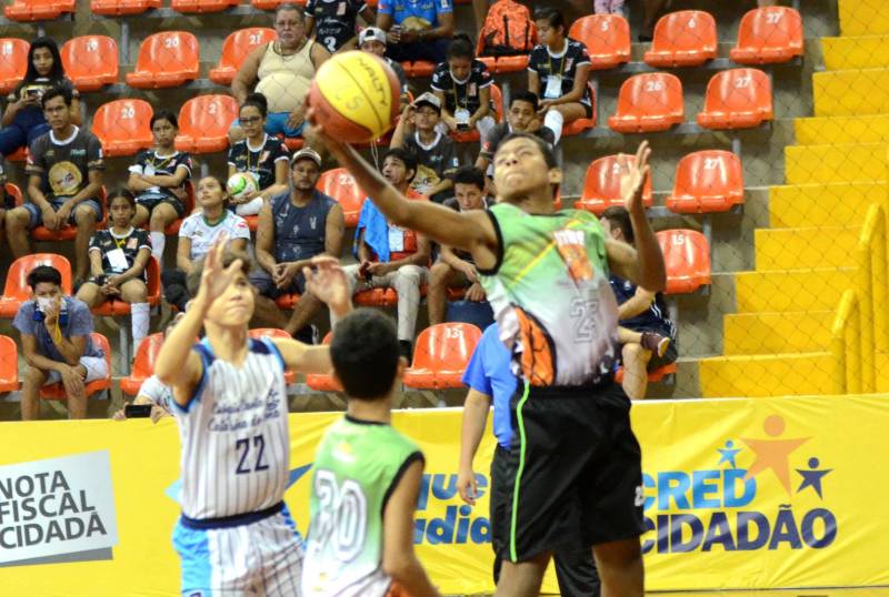 Em sua 60ª edição, os Jogos Estudantis Paraenses (JEPs) definiu a equipes que vão representar o Estado do Pará na etapa nacional, em Manaus (AM), de 19 a 23 de setembro. Das partidas realizadas neste sábado (23), pela etapa estadual, na Arena Guilerme Paraense - o Mangueirinho, foram premiados quatro times das modalidades de Basquete, Volei, Handebol e Futsal, na categoria "A" (de 12 a 14 anos).
FOTO: FERNANDO NOBRE / ASCOM SEDUC
DATA: 23.06.2018
BELÉM - PARÁ <div class='credito_fotos'>Foto: FERNANDO NOBRE/ASCOM SEDUC | <a href='/midias/2018/originais/5c131da1-08b1-4d05-bade-fa6dbadb68f9.jpg' download><i class='fa-solid fa-download'></i> Download</a></div>