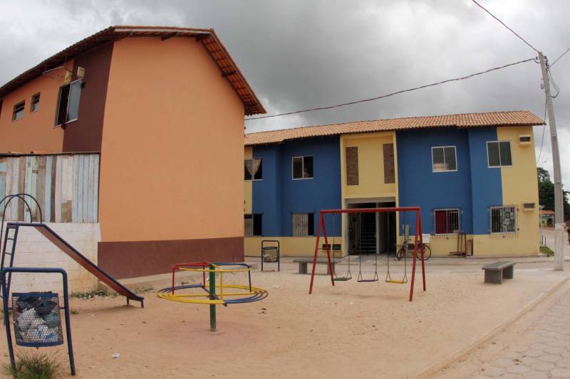 O Projeto Taboquinha, que já está com 80% das obras concluídas, compreende uma área de mais de 190 mil metros quadrados no distrito de Icoaraci, ocupada há mais de duas décadas, e beneficia ao todo 1.862 famílias. Desse total, 698 viviam em áreas alagadas, várzeas e no leito do Igarapé Cubatão, residindo em moradias precárias e desprovidas de qualquer sistema de saneamento básico. O Residencial Taboquinha já tem 12,21 km de ruas pavimentadas, 9,45 km de rede de esgoto, 2,74 km de rede de água e 6,55 km de drenagem. Na foto, unidades do projeto que já entregues.
FOTO: CRISTINO MARTINS / ARQUIVO AG. PARÁ
DATA: 13.12.2017
BELÉM - PARÁ <div class='credito_fotos'>Foto: Cristino Martins/Ag. Pará | <a href='/midias/2018/originais/5c1cbd23-8f0b-4aa4-93e4-57eb89ae7115.jpg' download><i class='fa-solid fa-download'></i> Download</a></div>