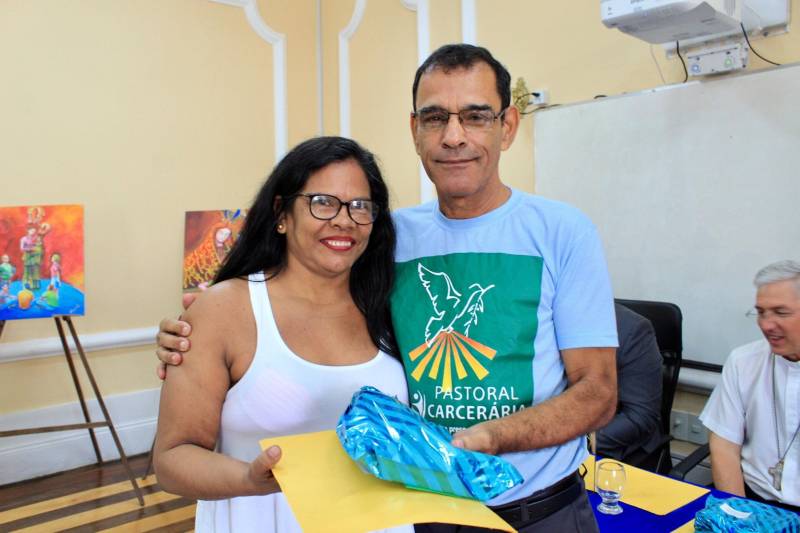 Uma cerimônia realizada na manhã desta quarta-feira (21), no auditório da Escola de Administração Penitenciária (EAP), premiou os cinco primeiros colocados do concurso de pintura do Projeto Libert’Art 2018, realizado pela Arquidiocese de Belém, por meio da Pastoral Carcerária. Essa é a 13ª edição do concurso, que conta com a parceria da Superintendência do Sistema Penitenciário do Pará (Susipe). A premiação faz parte da programação oficial do Círio 2018, que este ano teve como tema “Uma jovem chamada Maria”. Na foto, o diácono Ademir Silva.
FOTO: VELOSO JÚNIOR/ASCOM SUSIPE
DATA: 21.11.2018
BELÉM - PARÁ <div class='credito_fotos'>Foto: Akira Onuma / Ascom Susipe | <a href='/midias/2018/originais/5c20cb47-4f55-41e6-b6f1-4e8aec5339be.jpg' download><i class='fa-solid fa-download'></i> Download</a></div>