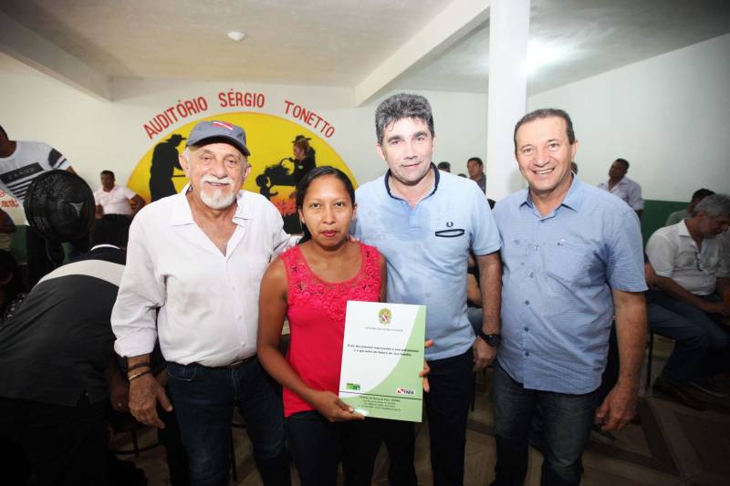 O governo do Pará dá seguimento às ações de reconhecimento de propriedade de terras em todas as regiões do Estado com a entrega, na manhã desta sexta-feira (16), de 124 títulos para pequenos produtores rurais do município de Bujaru, no nordeste paraense. A cerimônia, realizada no Sindicato de Produtores Rurais do município, foi conduzida pelo governador Simão Jatene e contou com a presença de secretários de Estado, parlamentares, prefeitos e autoridades da região. Os documentos expedidos pelo Instituto de Terras do Pará (Iterpa) vão atender famílias que residem em 15 comunidades do município, entre elas a Jutai, Igarapezinho, Jabatiteua, Guajará-Miri, Guajará-Açu, Ramal do Puxador, Ramal do Caiti, Santa Maria, São Luiz, Cajuíra, entre outras localizadas ao longo da Rodovia PA-140, totalizando mais de 6 mil hectares de áreas tituladas.
FOTO: THIAGO GOMES / AG PARÁ
DATA: 16.02.2018
BUJARÚ - PARÁ <div class='credito_fotos'>Foto: Thiago Gomes /Ag. Pará | <a href='/midias/2018/originais/5c2e4fc5-6504-47c4-af80-ec588123ad2d.jpg' download><i class='fa-solid fa-download'></i> Download</a></div>