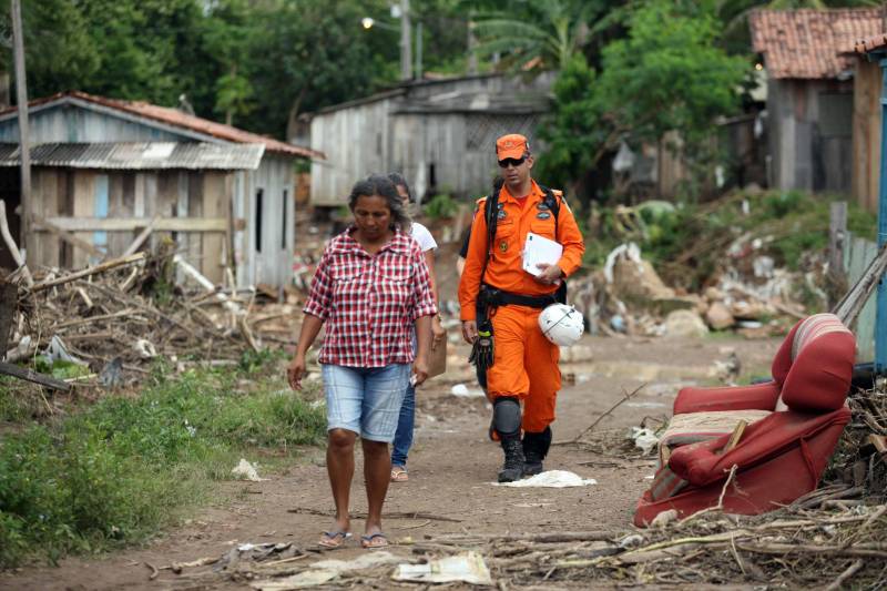 Passados dois dias da enxurrada que destruiu casas e obrigou pessoas a saírem de seus locais de moradia em Paragominas, Governo do Estado e Prefeitura continuam os trabalhos para atender as famílias afetadas, reconstruir o que ficou destruído e restabelecer a situação de normalidade no município. Desde a manhã da última quinta-feira (12), equipes da Defesa Civil intensificam as ações nos bairros atingidos. Na foto, o capitão Rangel Valois.
FOTO: SIDNEY OLIVEIRA / AG. PARÁ
DATA: 14.04.2018
PARAGOMINAS - PARÁ <div class='credito_fotos'>Foto: Sidney Oliveira/Ag. Pará | <a href='/midias/2018/originais/5c307ada-850f-469c-b288-3040a62dd204.jpg' download><i class='fa-solid fa-download'></i> Download</a></div>