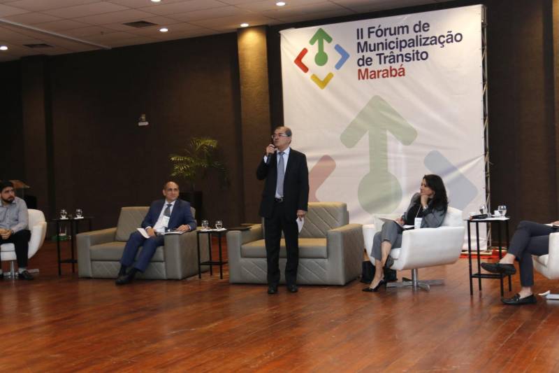 A segunda edição do Fórum de Municipalização de Trânsito levou a Marabá, no sudeste paraense, o debate sobre o processo de mudança de gestão do trânsito, apresentando o passo a passo da implantação e seus benefícios. Promovido pelo Departamento de Trânsito do Estado (Detran), em parceria com o Ministério Público do Estado, o fórum começou nesta segunda-feira (25) e prossegue na terça (26), no Carajás Centro de Convenções. Na foto, o secretário de Estado de Segurança Pública e Defesa Social, Luiz Fernandes Rocha.
FOTO: ASCOM DETRAN
DATA: 25.06.2018
MARABÁ - PARÁ <div class='credito_fotos'>Foto: ASCOM DETRAN | <a href='/midias/2018/originais/5c31ca27-2f31-4508-a0b3-38bcb76cf968.jpg' download><i class='fa-solid fa-download'></i> Download</a></div>