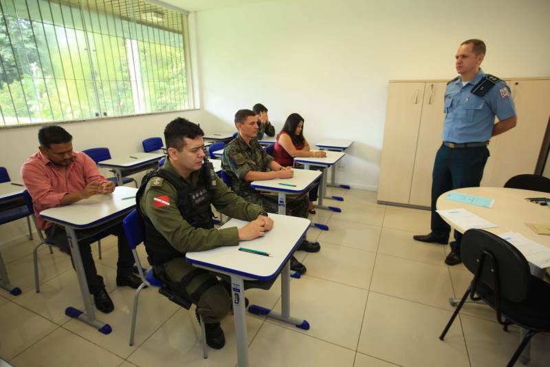 A Polícia Militar iniciou na manhã desta quarta-feira, 16, na sede do Comando Geral, em Icoaraci, o processo de habilitação ao 1º Curso de Operador de Aeronaves Remotamente Pilotadas (RPA - Remotely Piloted Aircraft), conhecidos popularmente como drones, oferecido pela PM do Pará. Vinte candidatos participaram das avaliações psicológica e técnica. Na quinta-feira, 17, a previsão é de que os 23 inscritos sejam submetidos aos testes de aptidão. O resultado final das avaliações será divulgado até a próxima sexta-feira, 18. Os habilitados estarão credenciados a participar do curso previsto para o período de 21 a 25 deste mês. Na programação de hoje foram formados dois grupos, avaliados pela equipe do Centro Integrado de Psicologia e Assistência Social (Cipas). Em seguida os candidatos foram à parte prática, coordenado operacionalmente pelo cabo Antônio Donato, da Assessoria de Comunicação da PM. Na foto, aula teórica do curso.
FOTO: MÁCIO FERREIRA / AG. PARÁ
DATA: 16.05.2018
BELÉM - PARÁ <div class='credito_fotos'>Foto: MÁCIO FERREIRA/ AG. PARÁ | <a href='/midias/2018/originais/5c36e3df-5e3b-4f3a-b650-6515638cae04.jpg' download><i class='fa-solid fa-download'></i> Download</a></div>
