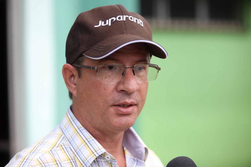 Passados dois dias da enxurrada que destruiu casas e obrigou pessoas a saírem de seus locais de moradia em Paragominas, Governo do Estado e Prefeitura continuam os trabalhos para atender as famílias afetadas, reconstruir o que ficou destruído e restabelecer a situação de normalidade no município. Desde a manhã da última quinta-feira (12), equipes da Defesa Civil intensificam as ações nos bairros atingidos. Na foto, o prefeito Paulo Tocantins.
FOTO: SIDNEY OLIVEIRA / AG. PARÁ
DATA: 14.04.2018
PARAGOMINAS - PARÁ <div class='credito_fotos'>Foto: Sidney Oliveira/Ag. Pará | <a href='/midias/2018/originais/5c39a18e-af7b-48be-8ca1-d73b7269c43a.jpg' download><i class='fa-solid fa-download'></i> Download</a></div>