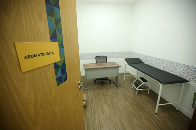O Pará ganha, a partir desta quarta-feira, 30, o primeiro Centro Integrado de Inclusão e Reabilitação da região Norte. Localizado na rodovia Arthur Bernardes, em Belém, às margens da Baía do Guajará, o Centro Integrado de Inclusão e Reabilitação – CIIR, está instalado em uma área total de mais de 40 mil metros quadrados. O Centro é diferente de outros que já existem no país por integrar vários serviços em um único local. A obra foi iniciada em março de 2014 e está orçada em mais de R$ 32 milhões, recursos do tesouro estadual. O CIIR faz parte das ações previstas pelo Governo do Estado ampliando os serviços já oferecidos pela Secretaria de Estado de Saúde Pública (Sespa). A inauguração do Centro será às 16h30. O CIIR vai agregar, em um único espaço, assistência médica, odontológica, reabilitação, capacitação, oficinas para produção de próteses e serviço de apoio e diagnósticos em crianças, jovens e adultos com deficiência no Estado do Pará. No CIIR vai funcionar um Centro Especializado em Reabilitação (CER IV) para usuários com deficiência auditiva, física, intelectual e visual; uma oficina ortopédica fixa e um Centro de Especialidades Odontológicas (CEO II).
FOTO: THIAGO GOMES / AG. PARÁ
DATA: 25.05.2018
BELÉM - PARÁ <div class='credito_fotos'>Foto: Thiago Gomes /Ag. Pará | <a href='/midias/2018/originais/5c39aa43-ca24-40b3-9858-4e6d3a56e2a3.jpg' download><i class='fa-solid fa-download'></i> Download</a></div>