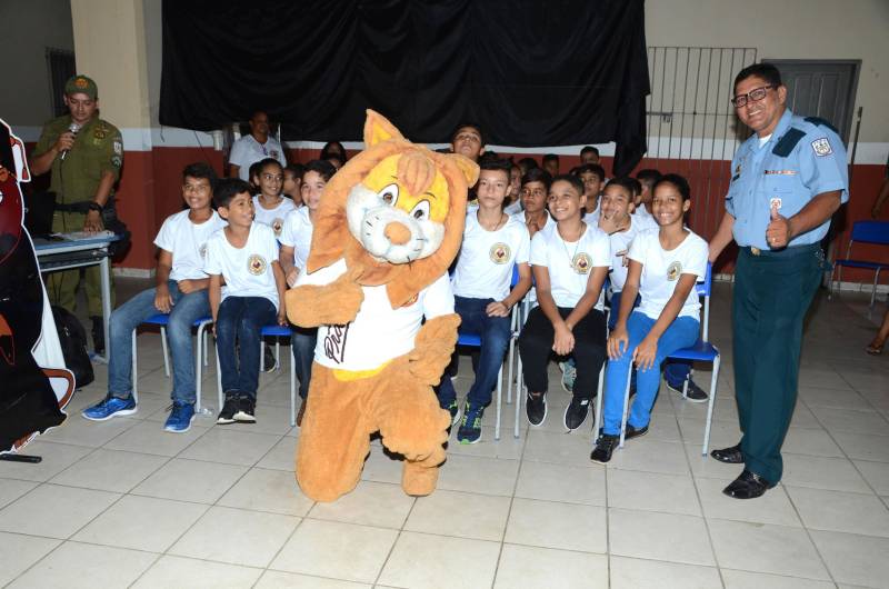 Quarenta e três alunos do 5º ano da Escola Estadual de Ensino Fundamental Prof. Emiliana Sarmento Ferreira, em Belém, participaram da cerimônia de formatura do Programa Educacional de Resistência às Drogas e a Violência (Proerd), realizado pela Secretaria de Estado de Educação (Seduc) em parceria com a Polícia Militar do Estado do Pará.
FOTO: RAI PONTES / ASCOM SEDUC
DATA: 13.11.2018
BELÉM - PARÁ <div class='credito_fotos'>Foto: Rai Pontes/Ascom Seduc | <a href='/midias/2018/originais/5c3f82a5-fad6-4243-8f31-1c661ae4e18f.jpg' download><i class='fa-solid fa-download'></i> Download</a></div>