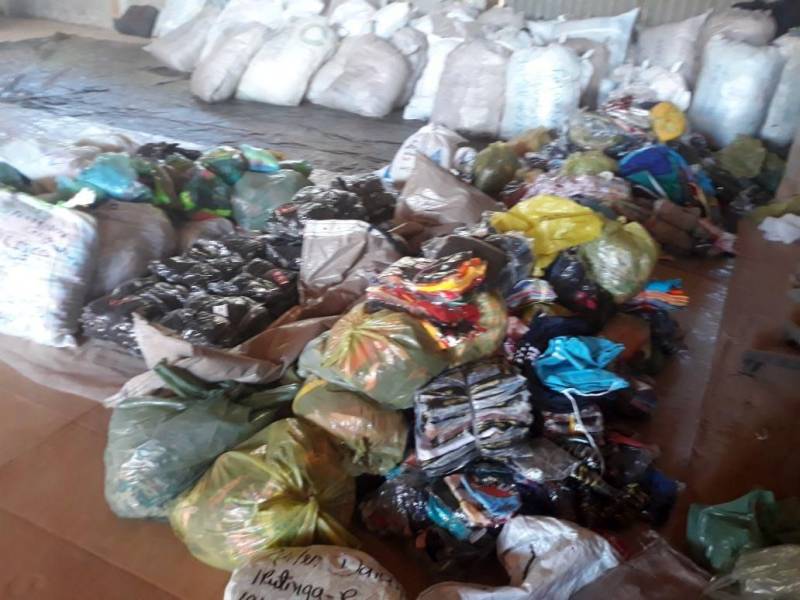 Equipes de fiscalização da Secretaria de Estado da Fazenda (Sefa) apreenderam na quarta-feira (09) uma carga com 12.111 peças de vestuário (foto). A apreensão foi feita por servidores da Unidade de Controle de Mercadorias em Trânsito Carajás, localizada no KM-09 da Rodovia BR-230 (Transamazônica), em Marabá, no sudeste do Pará. A mercadoria estava sendo conduzida em ônibus de turismo, cujo motorista não obedeceu ao aviso de parada obrigatória na unidade fazendária, e foi perseguido e reconduzido ao posto fiscal. Durante a conferência da carga, os fiscais verificaram que não havia documentos fiscais e nem pagamento do ICMS (imposto sobre mercadorias e serviços). A fiscalização começou pela manhã e a conferência das mercadorias e dos procedimentos fiscais só foi concluída na madrugada desta quinta-feira (10). “Estamos intensificando as fiscalizações em veículos de turismo nos últimos meses, com vistas a coibir a entrada ilegal de confecções sem recolhimento de imposto”, informou o coordenador da unidade, auditor fiscal de receitas estaduais George Tavares.
FOTO: ASCOM / SEFA
DATA: 10.05.2018
BELÉM - PARÁ <div class='credito_fotos'>Foto: Ascom Sefa | <a href='/midias/2018/originais/5c43c551-d56b-49da-b985-f7e7c6fdc802.jpg' download><i class='fa-solid fa-download'></i> Download</a></div>