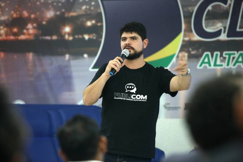 Um avião que teria explodido no ar sem deixar nenhum vestígio, um atleta difamado como criminoso e a foto de uma pessoa pública divulgada nas redes sociais, como portadora de doença. Estes foram apenas alguns dos casos listados no segundo dia do Encontro de Comunicação do Pará (Publicom), no município de Altamira, nesta sexta-feira, 13, no auditório da Associação Comercial Industrial e Agropastoril (Aciapa). Para encerrar a noite, o secretário de estado de comunicação, Daniel Nardin (foto), abordou alguns exemplos de comunicação para o desenvolvimento da sociedade, que são produzidos nas campanhas da Secom
FOTO: MARCELO LÉLIS / AG. PARÁ
DATA: 13.04.2018
ALTAMIRA - PARÁ <div class='credito_fotos'>Foto: Marcelo Lelis / Ag. Pará | <a href='/midias/2018/originais/5c481ee4-ce5d-4d44-acc6-1a6585dc53f0.jpg' download><i class='fa-solid fa-download'></i> Download</a></div>