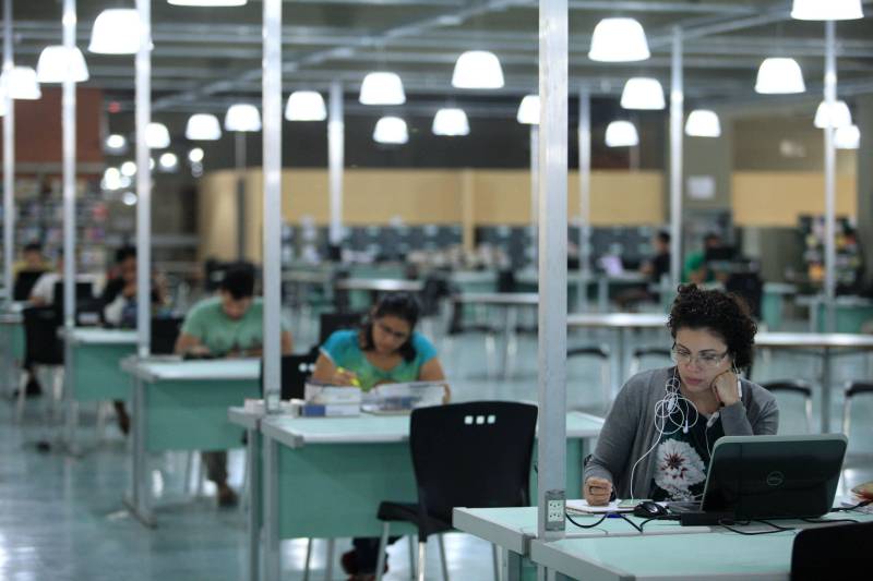 Biblioteca Pública Arthur Vianna, localizada no prédio do Centur. Com mais de 140 anos, o local é uma das principais referências na área em Belém, recebendo uma média de mil usuários por dia. Antes da popularização de instrumentos tecnológicos e sites especializados, a “biblioteca do Centur”, como é conhecida, era uma das principais fontes de pesquisa para alunos de todos os níveis de ensino em Belém.
FOTO: MÁCIO FERREIRA / AG. PARÁ
DATA: 02.03.2018
BELÉM - PARÁ <div class='credito_fotos'>Foto: MÁCIO FERREIRA/ AG. PARÁ | <a href='/midias/2018/originais/5c59807c-73ea-4bcd-9c0f-9f9d1c162c9c.jpg' download><i class='fa-solid fa-download'></i> Download</a></div>