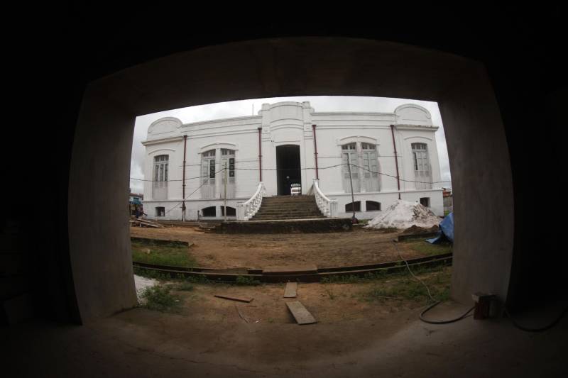 O município de Bragança, localizado na região nordeste do Estado, possui uma tradição musical muito forte no Pará, tanto na cultura erudita quanto na popular. Por causa desta característica o município vai sediar o primeiro Liceu de Música do Estado, com um investimento no valor de R$ 11, 7 milhões, que funcionará no prédio histórico da Escola Estadual Monsenhor Mâncio Ribeiro, no centro da cidade.
FOTO: THIAGO GOMES / AG. PARÁ
DATA: 09.04.2018
BRAGANÇA - PARÁ <div class='credito_fotos'>Foto: Thiago Gomes /Ag. Pará | <a href='/midias/2018/originais/5c5add50-ba67-4129-8166-7eb85092fbf7.jpg' download><i class='fa-solid fa-download'></i> Download</a></div>