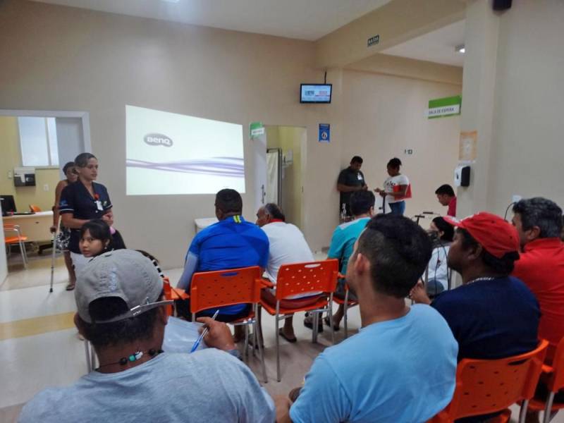 O administrador Arilson Martins Cândido, de 44 anos, já foi doador de sangue, mas confessa nunca ter entendido o verdadeiro sentido daquele gesto, até ele próprio precisar de uma doação. “A gente sempre acha que não vai passar por isso, mas um dia precisa”, disse. Arilson sofreu um acidente de moto, teve fratura exposta na perna esquerda e precisou passar por uma cirurgia em maio deste ano, no Hospital Público Estadual Galileu (HPEG), em Belém. Na época, fez uma campanha na internet para captar doadores de sangue. Ainda em fase de recuperação, o administrador esteve no Hospital Galileu para uma consulta, na segunda-feira (11), e ficou feliz ao ver a sensibilização que acontecia no local para conscientizar usuários e acompanhantes (foto) sobre a importância da doação de sangue. “Às vezes a campanha não chega a todas as pessoas, então aqui é um momento oportuno para fazer esse trabalho, muito importante mesmo”, declarou.

FOTO: ASCOM / HPEG
DATA: 12.06.2018
BELÉM - PARÁ <div class='credito_fotos'>Foto: ASCOM / HPEG   |   <a href='/midias/2018/originais/5c5bc149-1968-4a9a-b22c-0c102b9c2170.jpg' download><i class='fa-solid fa-download'></i> Download</a></div>