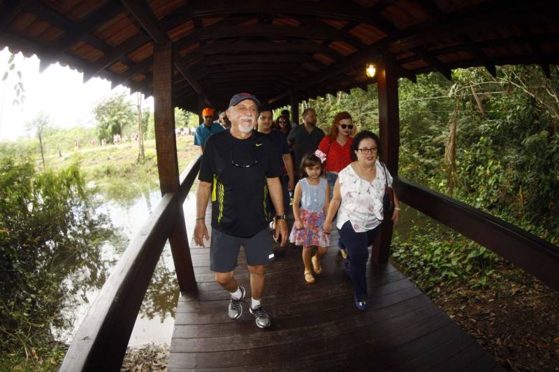 Uma reabertura feita a milhares de mãos. A fita inaugural colocada no inicio da trilha principal do Parque do Utinga foi rompida por mais de cinco mil pessoas ansiosas pelo inicio da caminhada, marcando o segundo dia da programação de reabertura do mais novo espaço paraense de lazer e interatividade com a natureza. Misturado aos populares, o governador Simão Jatene andou os quatro quilômetros que separam a entrada do parque ao seu ponto final, o Recanto da Volta.
FOTO: THIAGO GOMES / AG. PARÁ
DATA: 17.03.2018
BELÉM - PARÁ <div class='credito_fotos'>Foto: Thiago Gomes /Ag. Pará | <a href='/midias/2018/originais/5c5ff75b-10ab-4dda-b6e2-1d230927ad5f.jpg' download><i class='fa-solid fa-download'></i> Download</a></div>