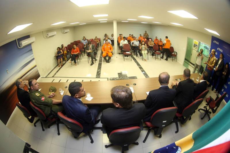 Para auxiliar no atendimento de vítimas de acidentes automobilisticos, o Corpo de Bombeiros Militar do Pará recebeu do Governo do Estado nesta quarta-feira (04), três ambulâncias de resgate, por conta de emendas parlamentares, que serão destinadas aos municípios de Parauapebas, Castanhal e Belém. A cerimônia de entrega, realizada no auditório da Casa Civil, teve a presença do Secretário de Segurança Pública e Defesa social (Segup), Luiz Fernandes, dos deputados estaduais Milton Campos, Gesmar Costa, Cel. Neil e Jaques Neves, além do Comandante do Corpo de Bombeiros Militar, Zanelli Antônio Melo. As ambulâncias são unidades de resgate tipo C para atendimento pré-hospitalar de vítimas de acidentes de trânsito, totalmente registradas pelo Ministério da Saúde; equipadas com material de suporte básico e material de desencaceramente - que auxilia nos acidentes quando as vítimas ficam presas em ferragens. No mês passado o Corpo de Bombeiros recebeu mais quinze veículos, desta vez, de vistoria e uma policlínica.
FOTO: THIAGO GOMES / AG. PARÁ
DATA: 04.04.2018
BELÉM - PARÁ <div class='credito_fotos'>Foto: Thiago Gomes /Ag. Pará | <a href='/midias/2018/originais/5c687df0-4f69-4952-bc41-2e9d1c5c1c96.jpg' download><i class='fa-solid fa-download'></i> Download</a></div>