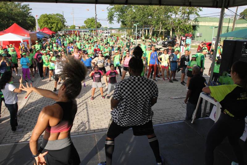 A sétima edição da Corrida e Caminhada do Servidor Público (foto), realizada no Parque do Utinga na manhã desde sábado, 10, reuniu mais de mil servidores do Governo do Pará com o objetivo de promover a saúde e a qualidade de vida. E foi com inspiração nesses dois pilares do evento que Renato Alves e Adriana Lima levaram, mais uma vez, o primeiro lugar do masculino e feminino da competição. Em sete anos de evento, a cabo do Corpo de Bombeiros Adriana Lima chegou em primeiro lugar 4 vezes. Em 2017, ela foi impedida de participar devido uma lesão no tornozelo causada por um acidente, mas esse ano se preparou com treinos pesados na areia, para ganhar força muscular. “Médicos disseram que eu nunca mais correria e ano passado eu fui assistir e chorei por não participar, mas esse ano eu vim para ganhar. Meu lema é lutar sempre desistir jamais”, disse a tetracampeã.
FOTO: CRISTINO MARTINS / AG. PARÁ
DATA: 10.11.2018
BELÉM - PARÁ <div class='credito_fotos'>Foto: Cristino Martins/Ag. Pará | <a href='/midias/2018/originais/5c6bb1b2-b777-4b29-a05e-3d6727e0f8b2.jpg' download><i class='fa-solid fa-download'></i> Download</a></div>