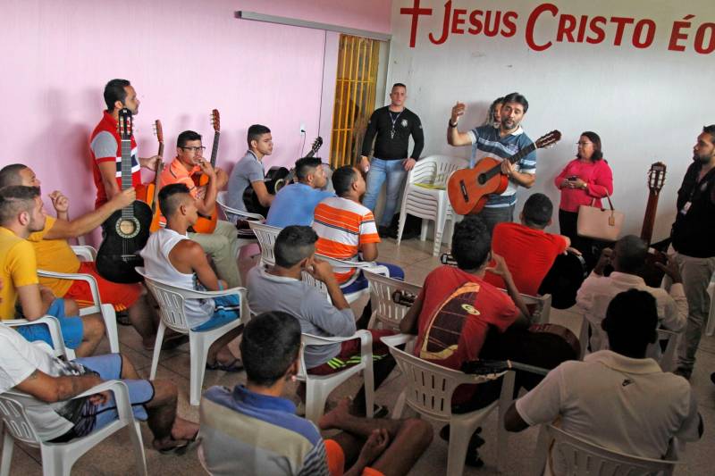 O detento Gerson Teixeira, de 31 anos, sempre se interessou pela música, mas fora do presídio nunca teve oportunidade de fazer um curso de violão. “Eu não tinha condições que comprar um violão e nem de pagar um curso, tenho família para sustentar e as minhas prioridades eram outras. Eu precisava pensar que primeiro tinha que colocar comida na mesa. Nem imaginava que aqui dentro do presídio eu ia realizar meu sonho, estou muito feliz e pretendo me dedicar às aulas”, disse o interno. Gerson é um dos 40 detentos que vão participar do projeto “Sala de Cordas” (foto), que iniciou hoje na Central de Triagem Metropolitana III (CTM III) que fica dentro do Complexo Penitenciário de Santa Izabel. O projeto foi uma iniciativa da coordenadora pedagógica da unidade prisional, Suely Carvalho, que juntamente com a Coordenadoria de Educação Prisional da Superintendência do Sistema Penitenciário do Estado (Susipe), foram em busca de uma parceria com a Fundação Cultural do Pará que doou 20 violões para que o curso pudesse ser ministrado dentro do presídio.
FOTO: AKIRA ONUMA / ASCOM SUSIPE
DATA: 04.04.2018
BELÉM - PARÁ <div class='credito_fotos'>Foto: Akira Onuma / Ascom Susipe | <a href='/midias/2018/originais/5c6d2205-4d18-48b3-80ce-5a9ae63c5d5f.jpg' download><i class='fa-solid fa-download'></i> Download</a></div>