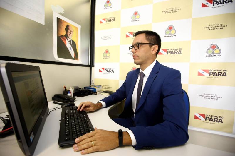 A Portaria de nº 831/ 2018 publicada no Diário Oficial de terça-feira (26) determinou o cancelamento de 26.224 Carteiras Nacionais de Habilitação (CNHs) por constatação de fraude durante o processo de emissão. Esta é a etapa conclusiva do processo administrativo especial, aberto internamente pelo Departamento de Trânsito do Estado (Detran/PA), com base no Art. 263 do Código de Trânsito Brasileiro (CTB), que já cancelou 31.935 CNHs, em 12 portarias no todo. O cancelamento das carteiras é resultado da Operação Galezia, deflagrada em 2015 pela Polícia Civil, com apoio do Detran/PA e do Ministério Público do Estado (MPE). A ação policial desarticulou um esquema fraudulento de emissão de CNH atuante no sul e sudeste do Pará, no qual estavam envolvidos servidores do Detran, despachantes e proprietários de Centros de Formação de Condutores, além de clínicas de exames. Na foto, corregedor chefe do Detran, Fábio Moura.
FOTO: SIDNEY OLIVEIRA / AG. PARÁ
DATA: 27.03.2018
BELÉM - PARÁ <div class='credito_fotos'>Foto: Sidney Oliveira/Ag. Pará | <a href='/midias/2018/originais/5c6db3aa-1c65-4b6c-84be-4d5f29b54c02.jpg' download><i class='fa-solid fa-download'></i> Download</a></div>