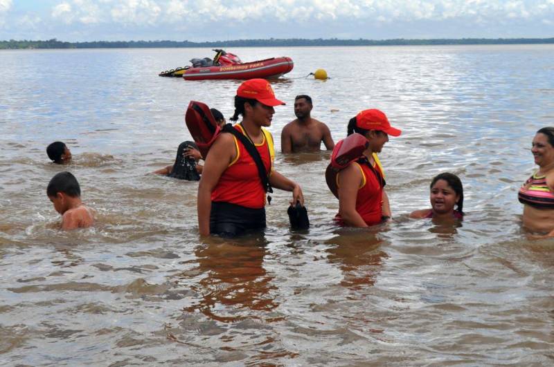 Quarenta e um municípios e 56 balneários receberam o efetivo do Corpo de Bombeiros Militar do Pará (CBMPA) no feriado prolongado. Mais de 400 militares estiveram trabalhando para manter a segurança durante a “Operação Semana Santa”, oferecendo ao público atendimentos básicos, serviços de prevenção balneária (guarda-vidas e operação nas rodovias), atendimento pré-hospitalar, serviços de resgate e combate a incêndio. A corporação registrou baixo fluxo de banhistas neste domingo de Páscoa nas praias da Ilha de Mosqueiro. A praia do Paraíso, que costuma receber um público familiar, teve uma movimentação tranquila. “Não houve nenhuma ocorrência, somente orientações aos banhistas”, explicou o sargento Lobo, que estava coordenando a equipe de guarda-vidas no local. Na foto, movimentação de banhistas em Outeiro.
FOTO: ASCOM / CBMPA
DATA: 01.04.2018
OUTEIRO - PARÁ <div class='credito_fotos'>Foto: Ascom CBMPA | <a href='/midias/2018/originais/5c755db9-eed1-42e6-9355-b1fdfb545ea2.jpg' download><i class='fa-solid fa-download'></i> Download</a></div>