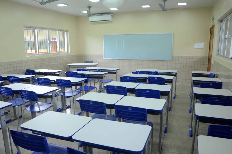 A Secretaria de Estado de Educação realizou na tarde desta terça-feira (04) visita para entrega de obra da Escola Estadual de Ensino Fundamental e Médio Dra. Ester Mouta (foto), no município de Ponta de Pedras, na Ilha do Marajó. “A toda a comunidade e munícipe de Ponta de Pedras, a Escola Ester Mouta”, entregou a Secretaria de Estado de Educação, Ana Claudia Serruya Hage. “Nos inauguramos a escola com padrão de qualidade e agora cabe a todos os alunos, diretores e professores zelarem por esta escola que é um patrimônio púbico e que certamente várias gerações ainda passarão por ela. E que possamos manter ainda mais a cultura e a educação elevada em Ponta de Pedras", frisou Ana Claudia.
FOTO: FERNANDO NOBRE / ASCOM SEDUC
DATA: 04.12.2018
PONTAS DE PEDRAS - PARÁ <div class='credito_fotos'>Foto: FERNANDO NOBRE/ASCOM SEDUC | <a href='/midias/2018/originais/5c78d9d1-9975-4feb-bb61-0e36e8182d5d.jpg' download><i class='fa-solid fa-download'></i> Download</a></div>
