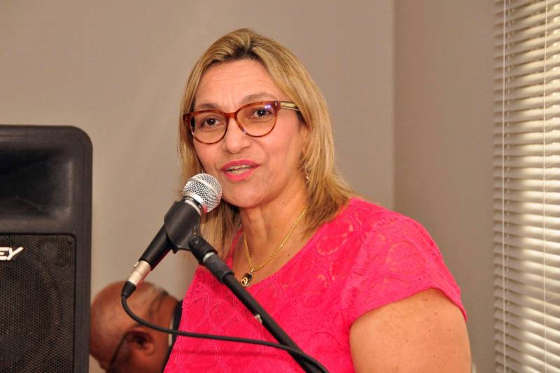 Representantes dos municípios de Barcarena, Paragominas, Altamira, Brasil Novo e São Francisco do Pará receberam, nesta quarta-feira (31), o Prêmio Pará Mulher, por terem alcançado as metas pactuadas no combate ao câncer de colo de útero e de mama previstas no regulamento da edição do concurso. Alusiva à campanha “Outubro Rosa”, esta é a 4ª edição do Prêmio - uma iniciativa do Núcleo de Apoio à Gestão na Atenção à Mulher (Nagam), da Secretaria de Estado de Saúde Pública do Pará (Sespa), em parceria com o Núcleo de Articulação e Cidadania (NAC). A cerimônia aconteceu no auditório da governadoria da Casa Civil em Belém. Participaram do evento o secretário estadual de Saúde, Vitor Mateus (também homenageado); o secretário adjunto de Saúde, Arthur Lobo; a secretária adjunta de Gestão Administrativa da Sespa, Maria do Céu Guimarães; a diretora geral do Núcleo de Articulação e Cidadania (NAC), Daniele Khayat (foto); além de diretorias da Sespa e dos representantes dos municípios premiados e homenageados. Também esteve presente a médica cardiologista e Deputada Estadual eleita, Heloísa Guimarães, uma das grandes incentivadoras das ações de prevenção e combate aos cânceres de útero e de mama.
FOTO: JOSÉ PANTOJA / ASCOM SESPA
DATA: 31.10.2018
BELÉM - PARÁ <div class='credito_fotos'>Foto: José Pantoja / Ascom Sespa | <a href='/midias/2018/originais/5c79b8e3-662f-4bbc-a58c-f88ee7b5f442.jpg' download><i class='fa-solid fa-download'></i> Download</a></div>