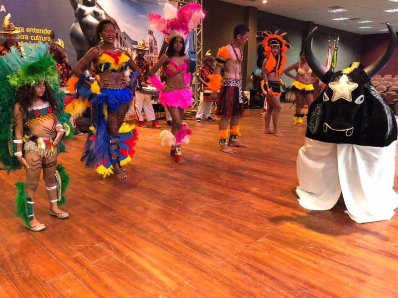 Muita gente aproveitou o final de semana para visitar o I Salão do Livro do Sul e Sudeste do Pará, que segue até o dia 6 de maio, no auditório do Carajás Centro de Convenções Leonildo Borges Rocha, em Marabá.
FOTO: KÉLIA SANTOS / CRGSP
DATA: 29.04.2018
MARABÁ - PARÁ <div class='credito_fotos'>Foto: KÉLIA SANTOS / ASCOM CRGSP | <a href='/midias/2018/originais/5c8b47cf-eded-4c76-8a80-c54ac9bf8e7b.jpg' download><i class='fa-solid fa-download'></i> Download</a></div>