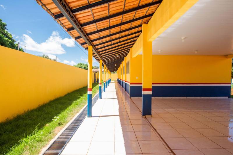 Aos poucos, a paisagem de Serra Pelada – que já foi o maior garimpo a céu aberto do planeta e hoje é distrito de Curionópolis, município do sudeste paraense - começa a se modificar. A poeira intensa, típica de estradas de chão, vai paulatinamente dando lugar à camada de asfalto, que pela primeira vez chega a Curiónópolis, conhecido mundialmente pela corrida do ouro e pelo formigueiro humano nos anos 1980, eternizado pelo olhar do fotógrafo Sebastião Salgado. O ouro não é mais explorado na região, mas Serra Pelada ainda é uma cidade de garimpeiros. São eles que residem e povoam as ruas, que parecem ter parado no tempo. Foram esses trabalhadores que fizeram a localidade crescer, que formaram famílias e criaram filhos nascidos no local, fincando raízes, criando identidade, sonhando com a volta da exploração do ouro, cada vez mais distante. Mas até esse cenário vem se transformando. Na foto, Escola Estadual de Ensino Médio Joaquina Diamantina.

FOTO: ASCOM / PREFEITURA DE CURIONÓPOLIS
DATA: 08.06.2018
CURIONÓPOLIS - PARÁ <div class='credito_fotos'>Foto: ASCOM / PREFEITURA DE CURIONÓPOLIS   |   <a href='/midias/2018/originais/5c96c8ca-d234-4dce-9345-420edda057bb.jpg' download><i class='fa-solid fa-download'></i> Download</a></div>