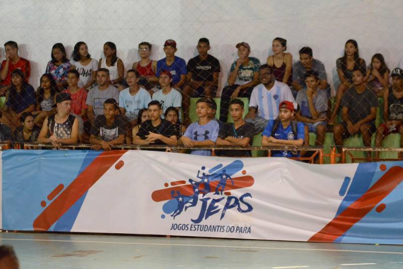 Os times de Handebol Masculino e Feminino Categoria B (alunos de 15 a 17 anos) das escolas de Vigia, no nordeste do estado, foram os primeiros campeões dos Jogos Estudantis Paraenses (Jeps) etapa Regional Vigia, que ocorre até este sábado, 5, no município. A primeira partida pelas finais, na sexta-feira, 4, foi entre as alunas-atletas da Escola Municipal Rosa Atayde do município de Augusto Corrêa e da Escola Estadual Bertoldo Nunes, de Vigia. A vitória do time da casa foi pelo placar elástico de 14x8. Emblemática, a 60ª edição dos JEPS tem forte tradição no Pará.
FOTO: FERNANDO NOBRE / ASCOM SEDUC
DATA: 05.05.2018
VIGIA - PARÁ <div class='credito_fotos'>Foto: FERNANDO NOBRE/ASCOM SEDUC | <a href='/midias/2018/originais/5c985be8-f697-46a1-92a3-db72aa4b5a4f.jpg' download><i class='fa-solid fa-download'></i> Download</a></div>